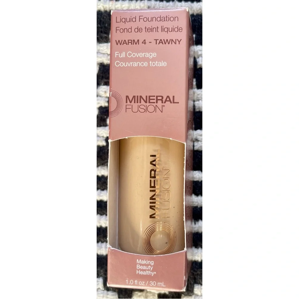 Mineral Fusion Liquid Foundation Warm 4 Tawny